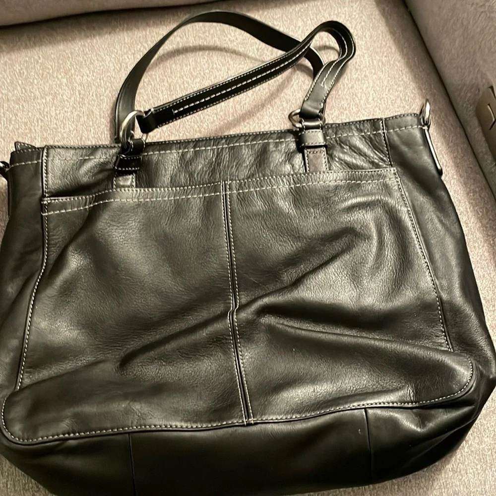 Coach black leather bag with detachable shoulder straps and gold buckles - Picture 2 of 9